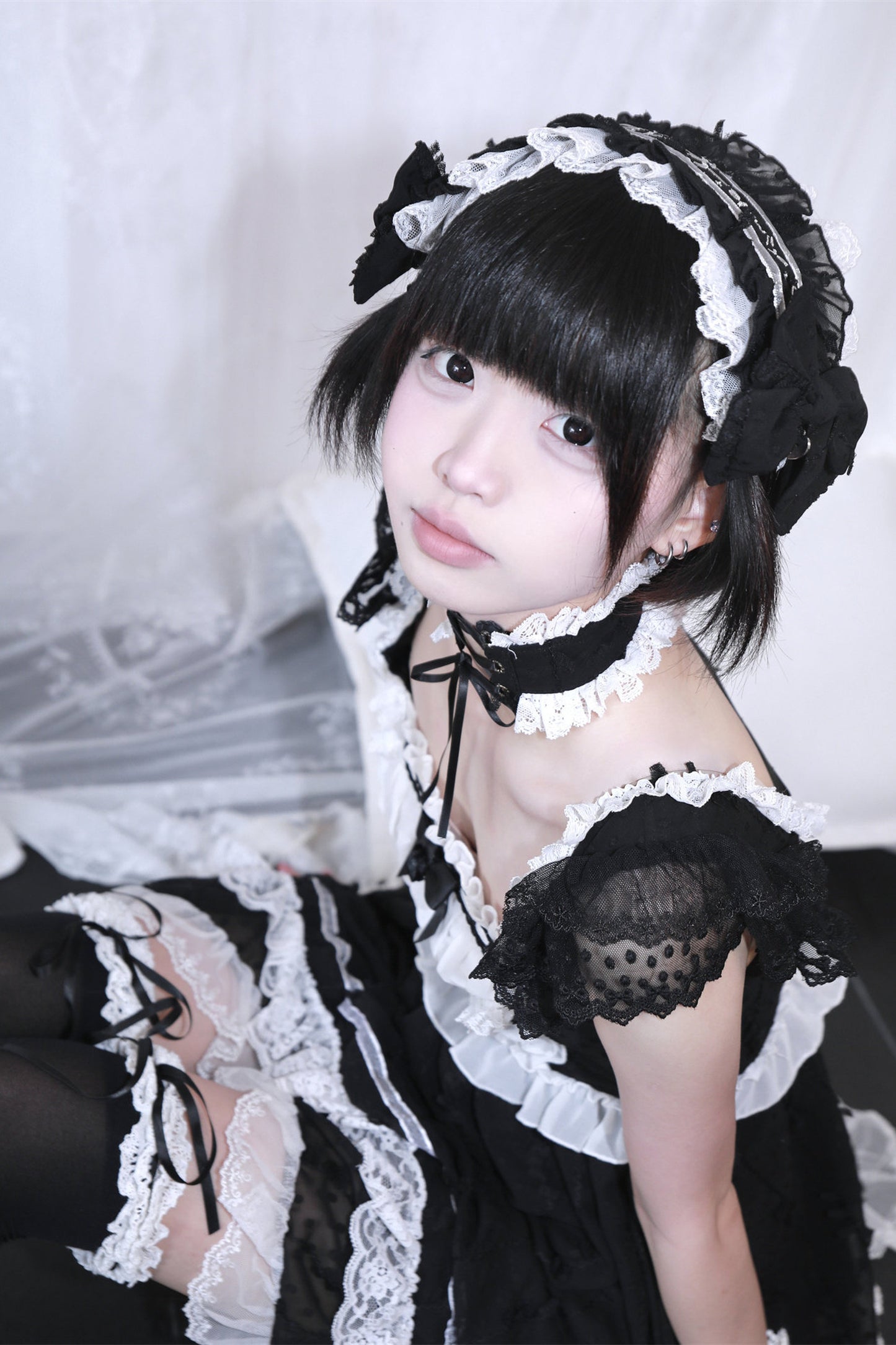 Puppenhaftes Ballonkleid mit Schleife und Spitze + eng anliegendes Halsband + Kopfschmuck