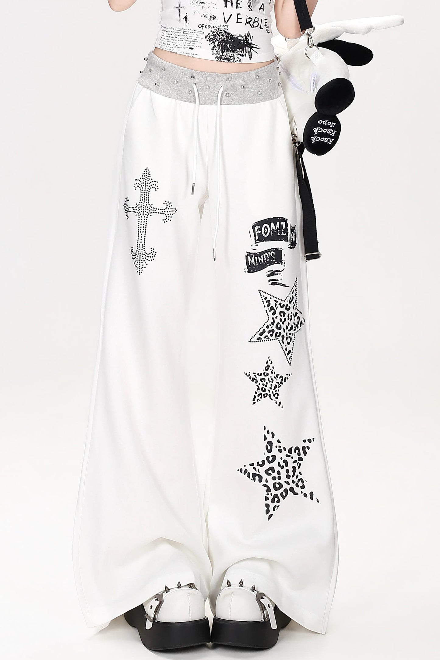 Hoch taillierte ausgestellte Hose mit Leoparden- und Sternmuster
