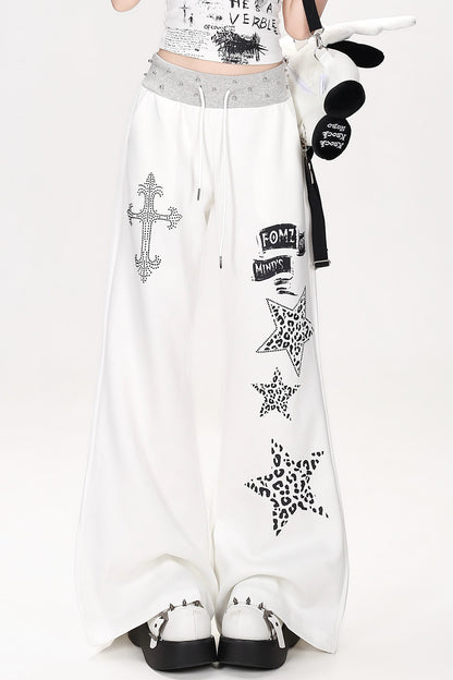 Hoch taillierte ausgestellte Hose mit Leoparden- und Sternmuster