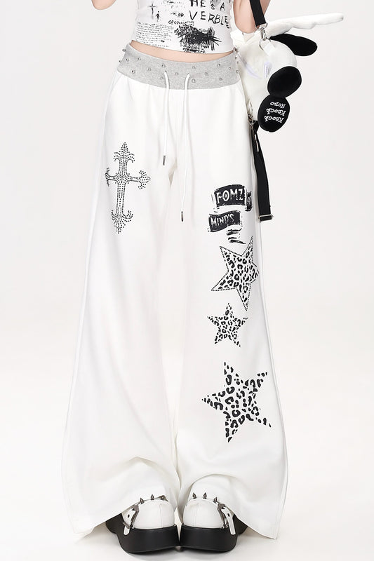 Hoch taillierte ausgestellte Hose mit Leoparden- und Sternmuster