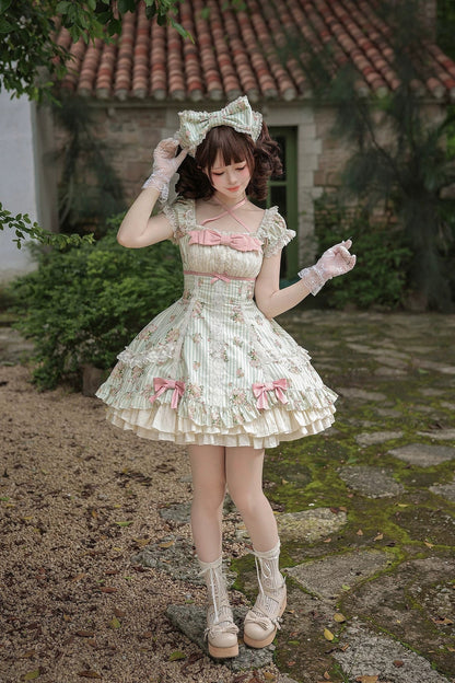 Conjunto coordinado de vestido con estampado de rosas y falda de doble volante