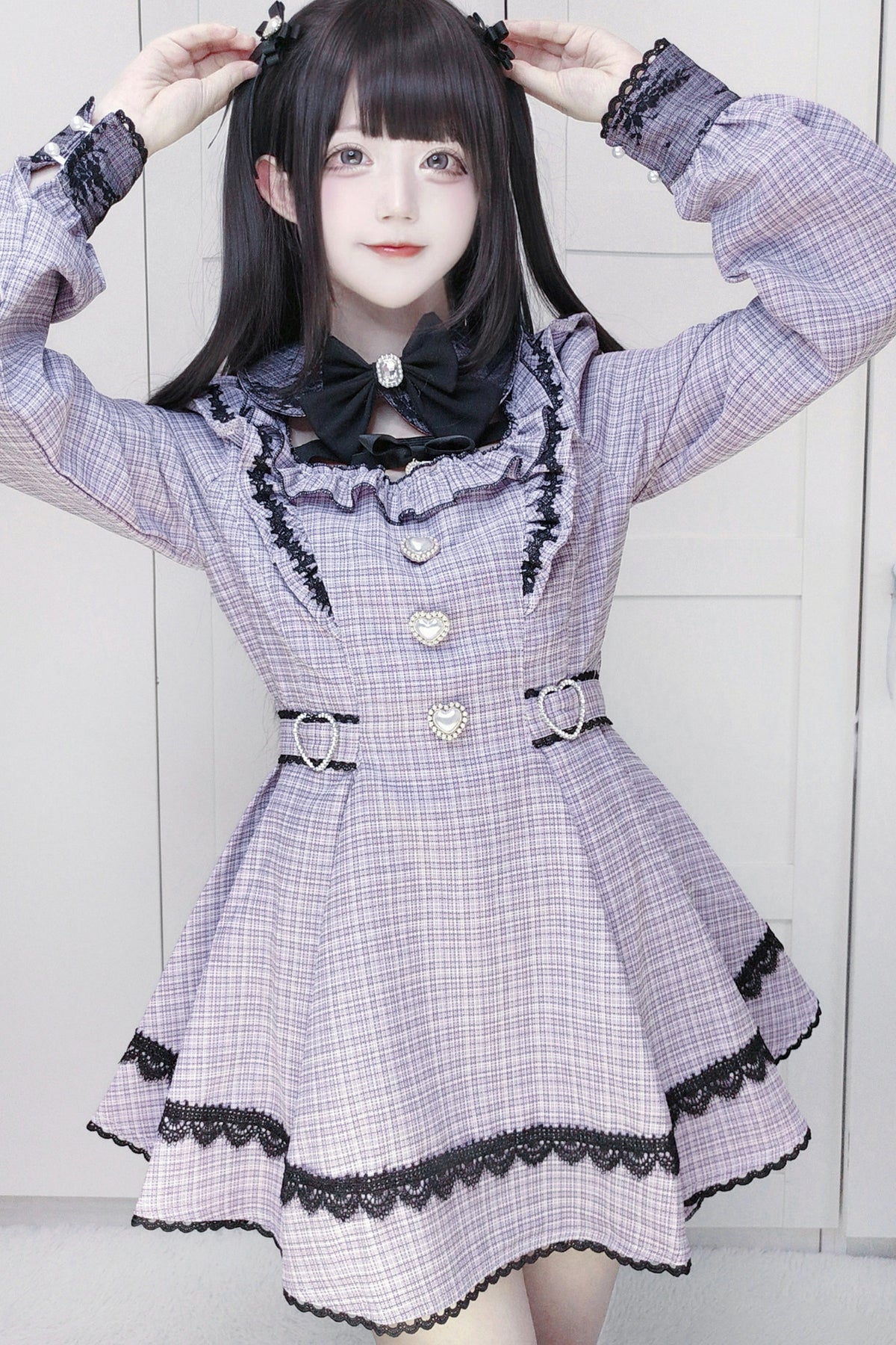 Vestido oscuro de cuadros estilo jirai + pantalones cortos