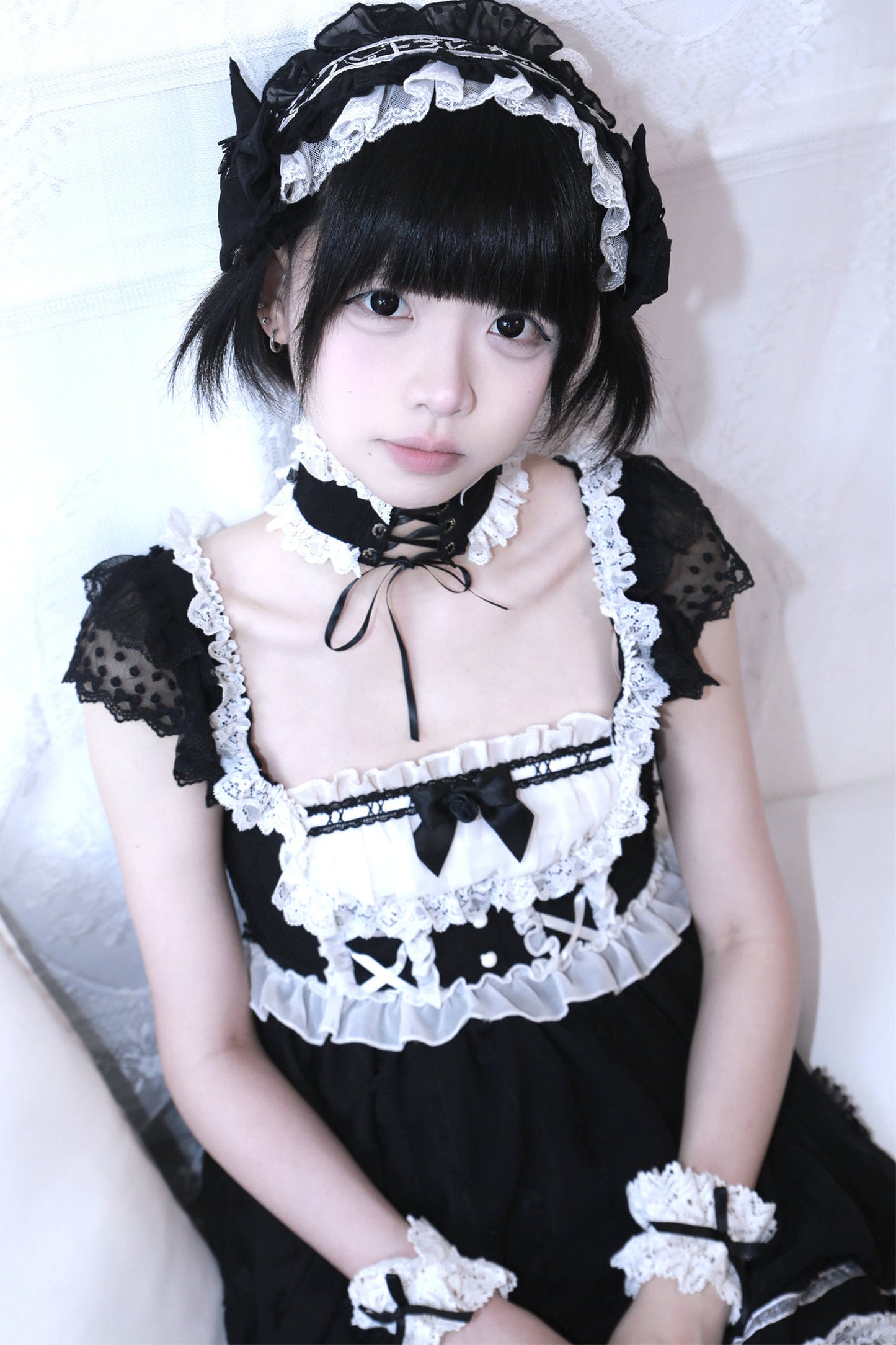 Puppenhaftes Ballonkleid mit Schleife und Spitze + eng anliegendes Halsband + Kopfschmuck