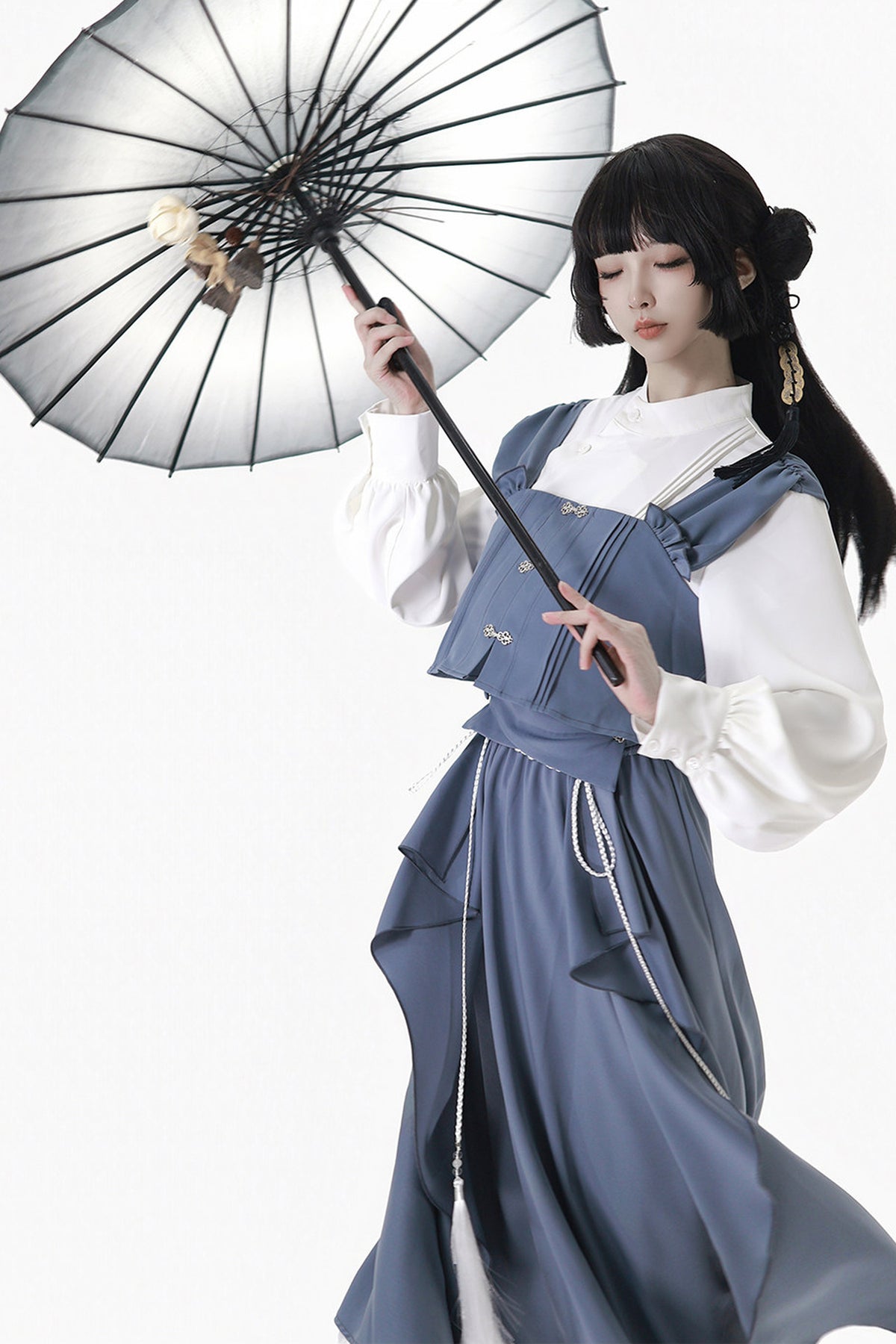 Blaues neues Set aus chinesisch inspiriertem, mehrlagigem asymmetrischem Hemd und langem Rock
