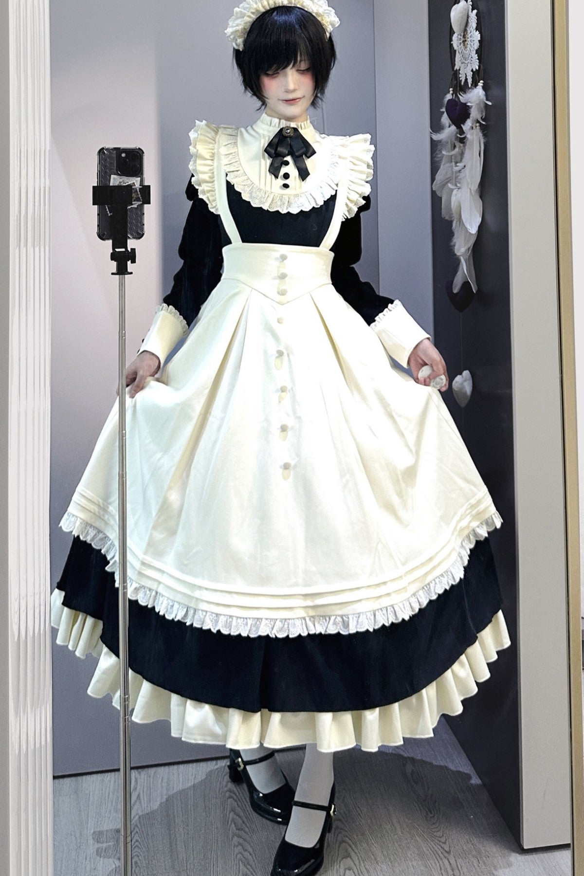 Robe tablier de soubrette à col montant