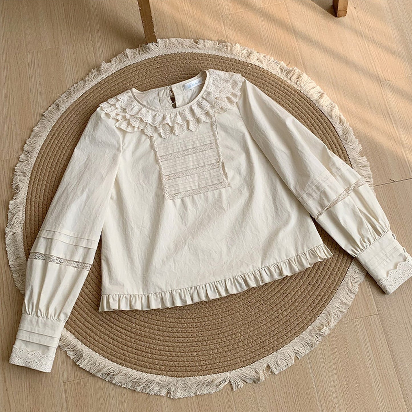 Conjunto coordinado de vestido con estampado de rosas y falda de doble volante
