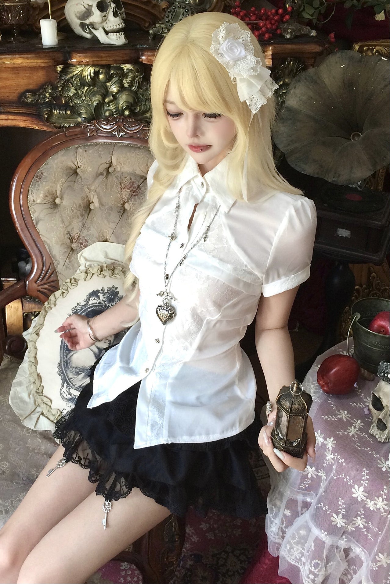 White Short-Sleeved Lace Waist-Cinching Shirt