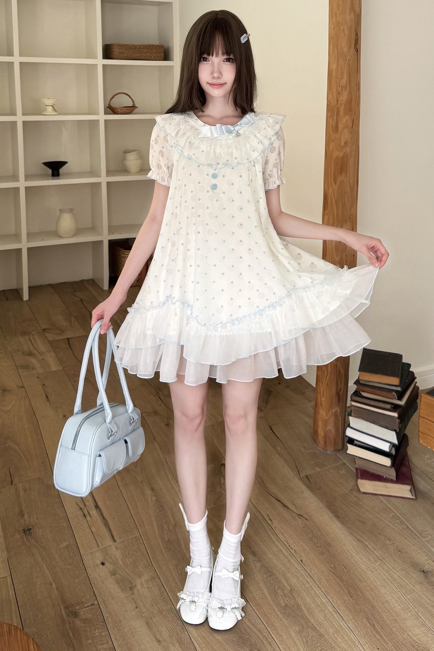 Gepunktetes Kleid mit Spitzenkragen und Bindegürtel