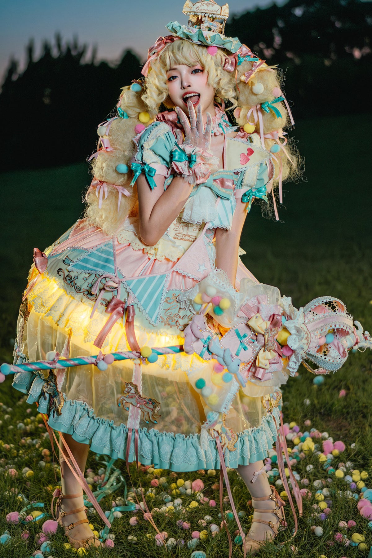 Glänzendes Prinzessinnenkleid und Shorts-Set