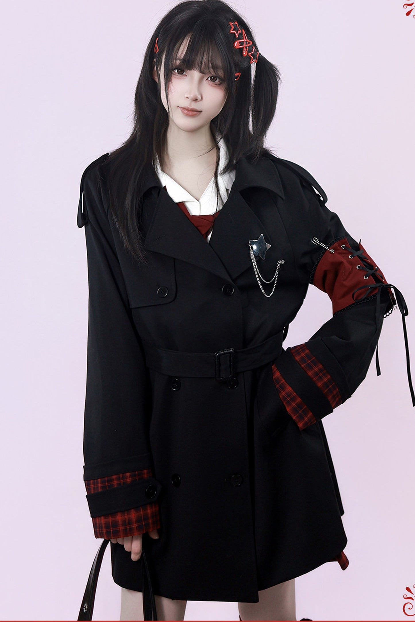 Langer schwarzer Trenchcoat mit rotem Karopanel