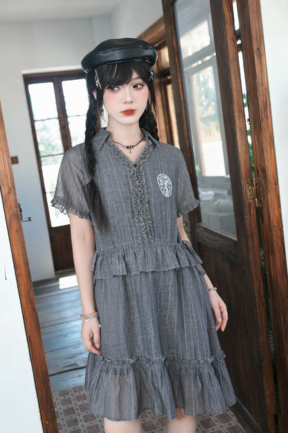 Asymmetrisches Chiffonkleid mit Spitze