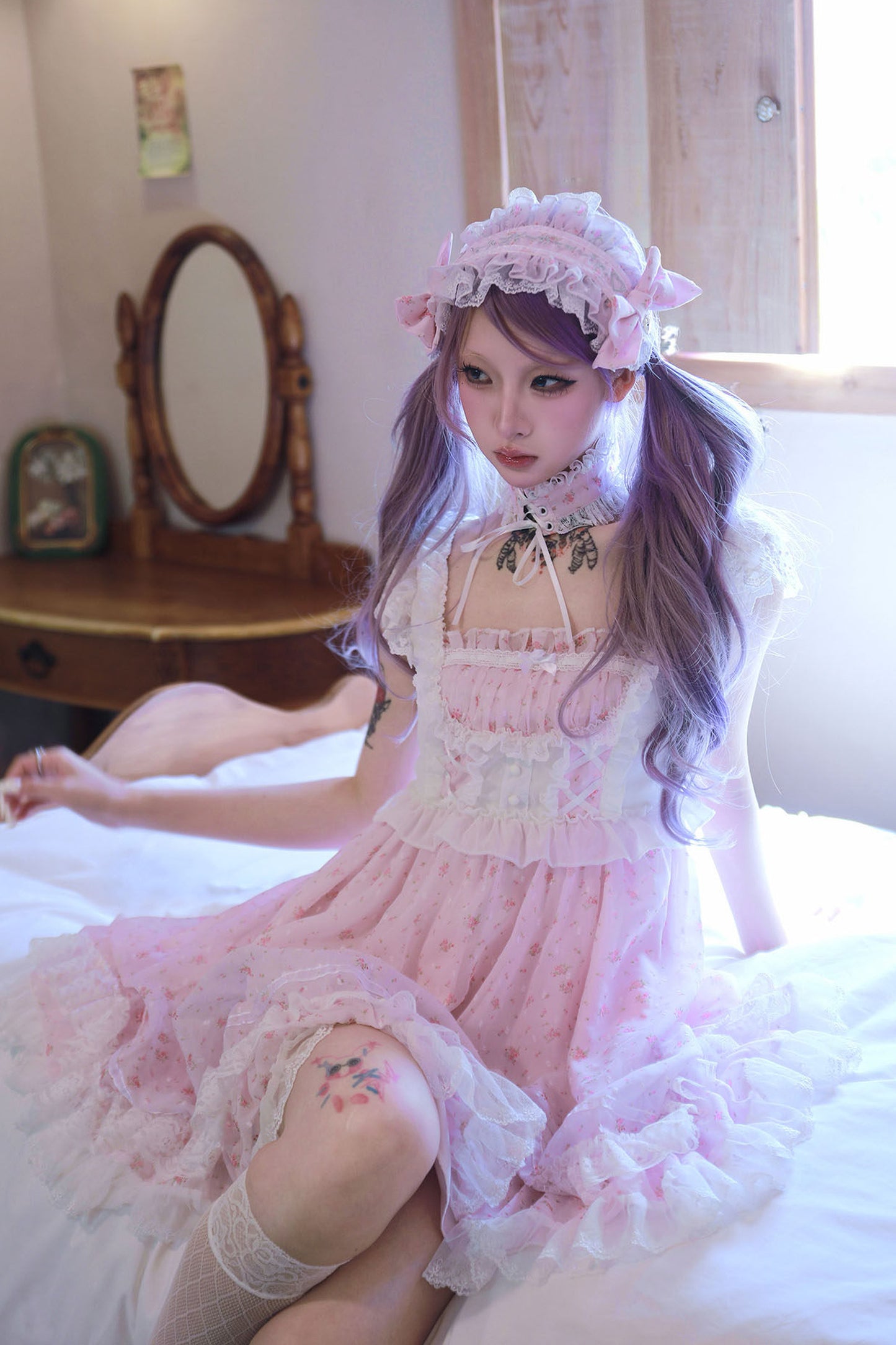 Puppenhaftes Ballonkleid mit Schleife und Spitze + eng anliegendes Halsband + Kopfschmuck