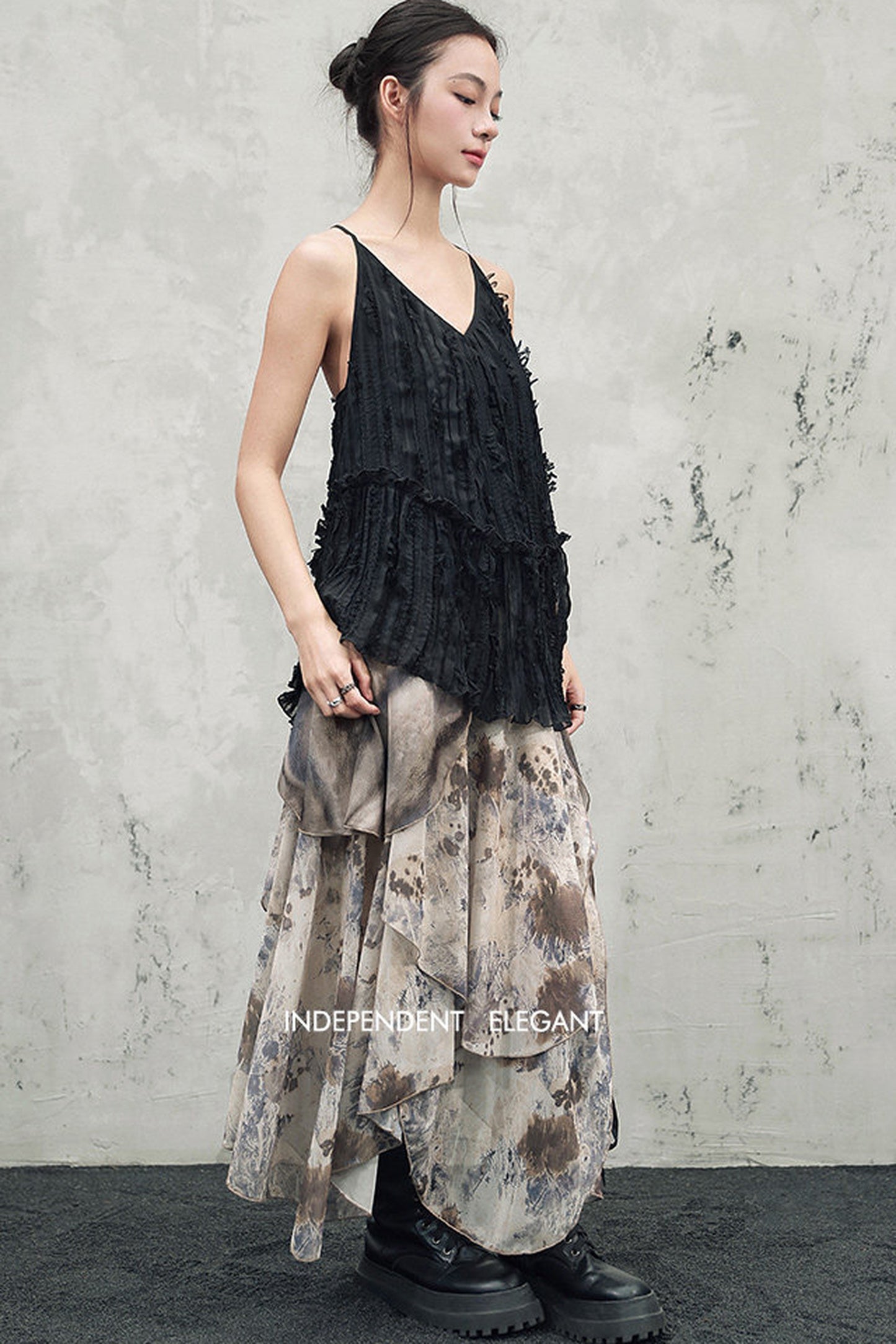 Asymmetrischer Rock mit Druck