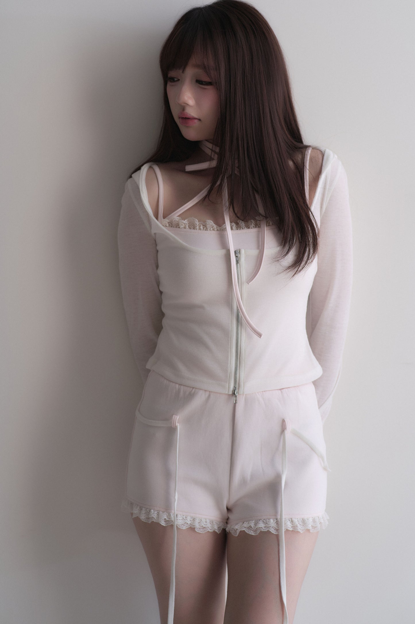 Set con top con fiocco incrociato + pantaloncini in pizzo