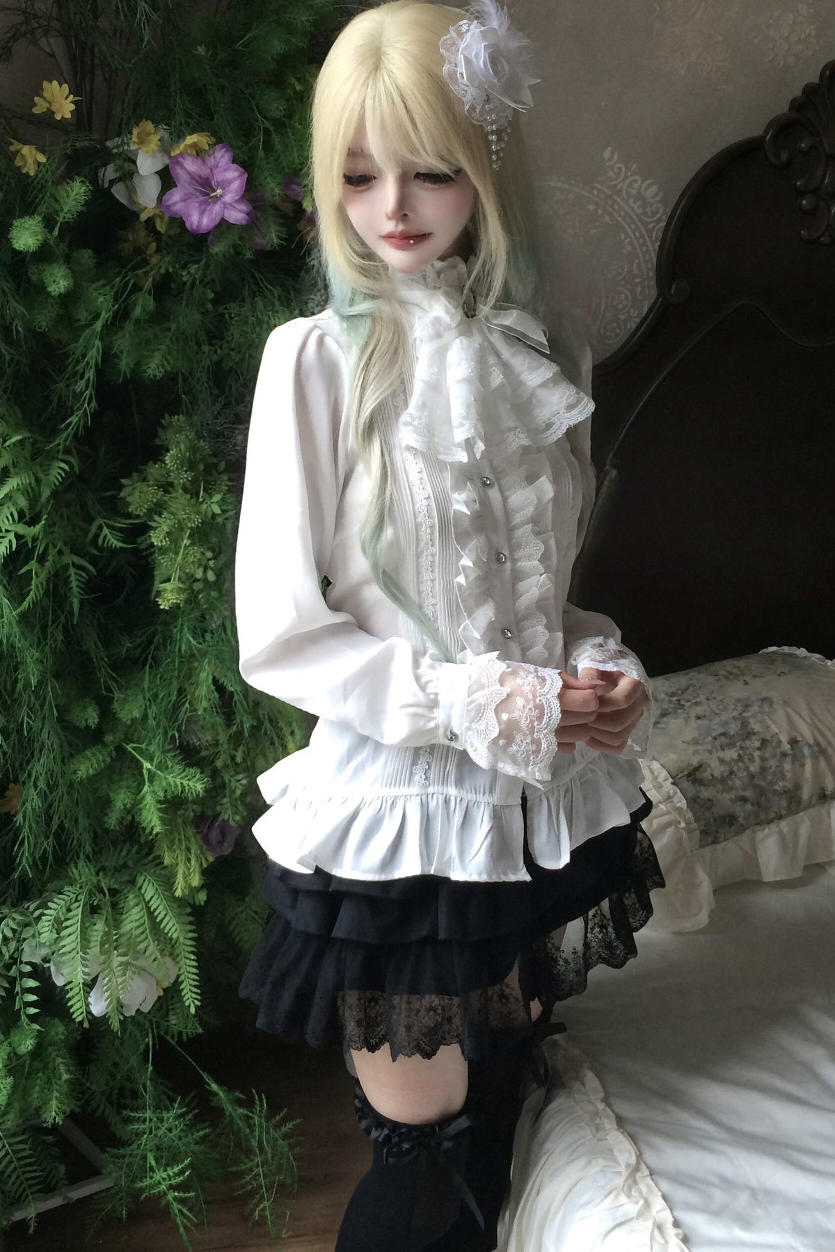 Completo top bianco in pizzo con volant e gonna nera