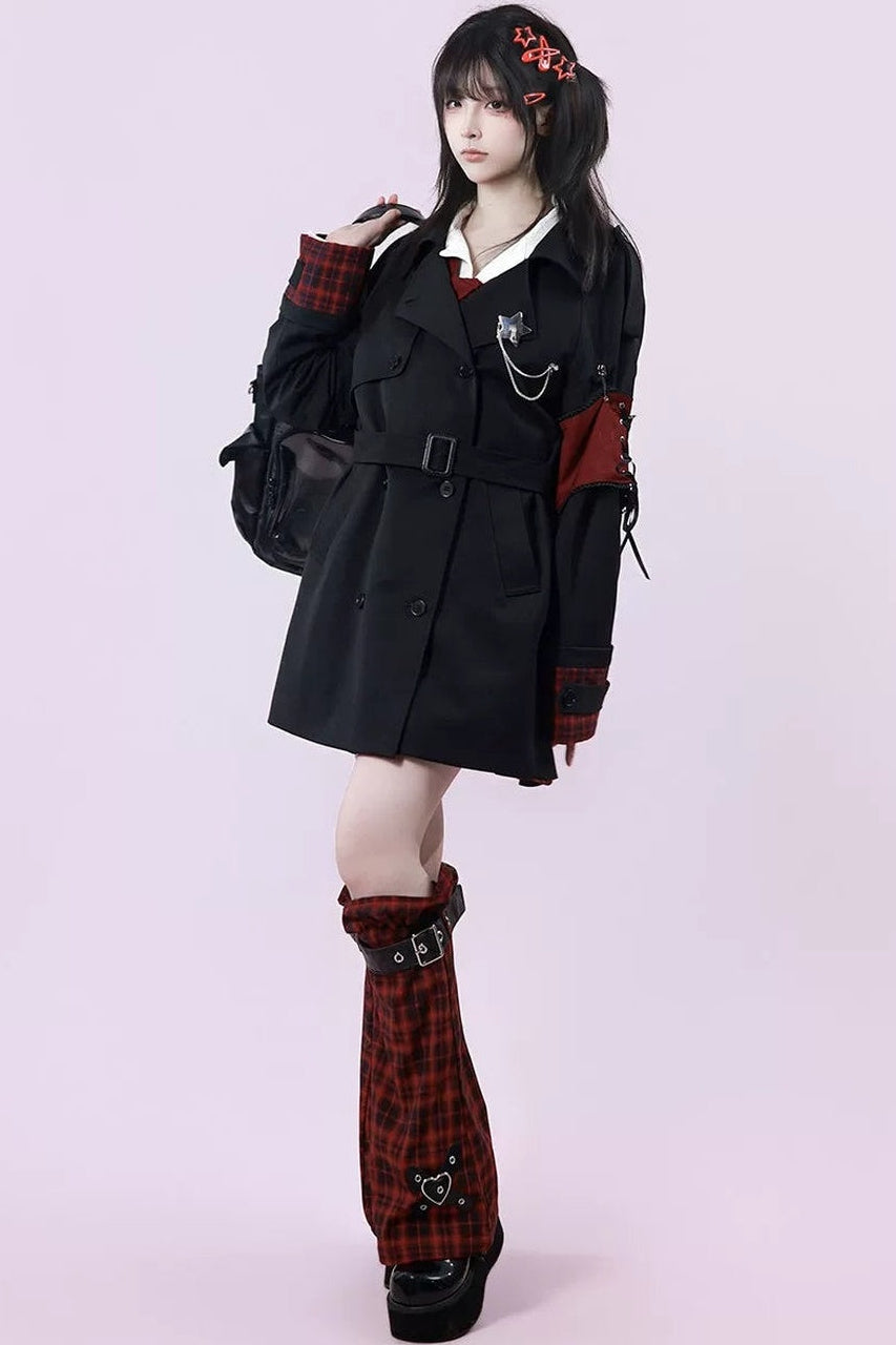 Langer schwarzer Trenchcoat mit rotem Karopanel