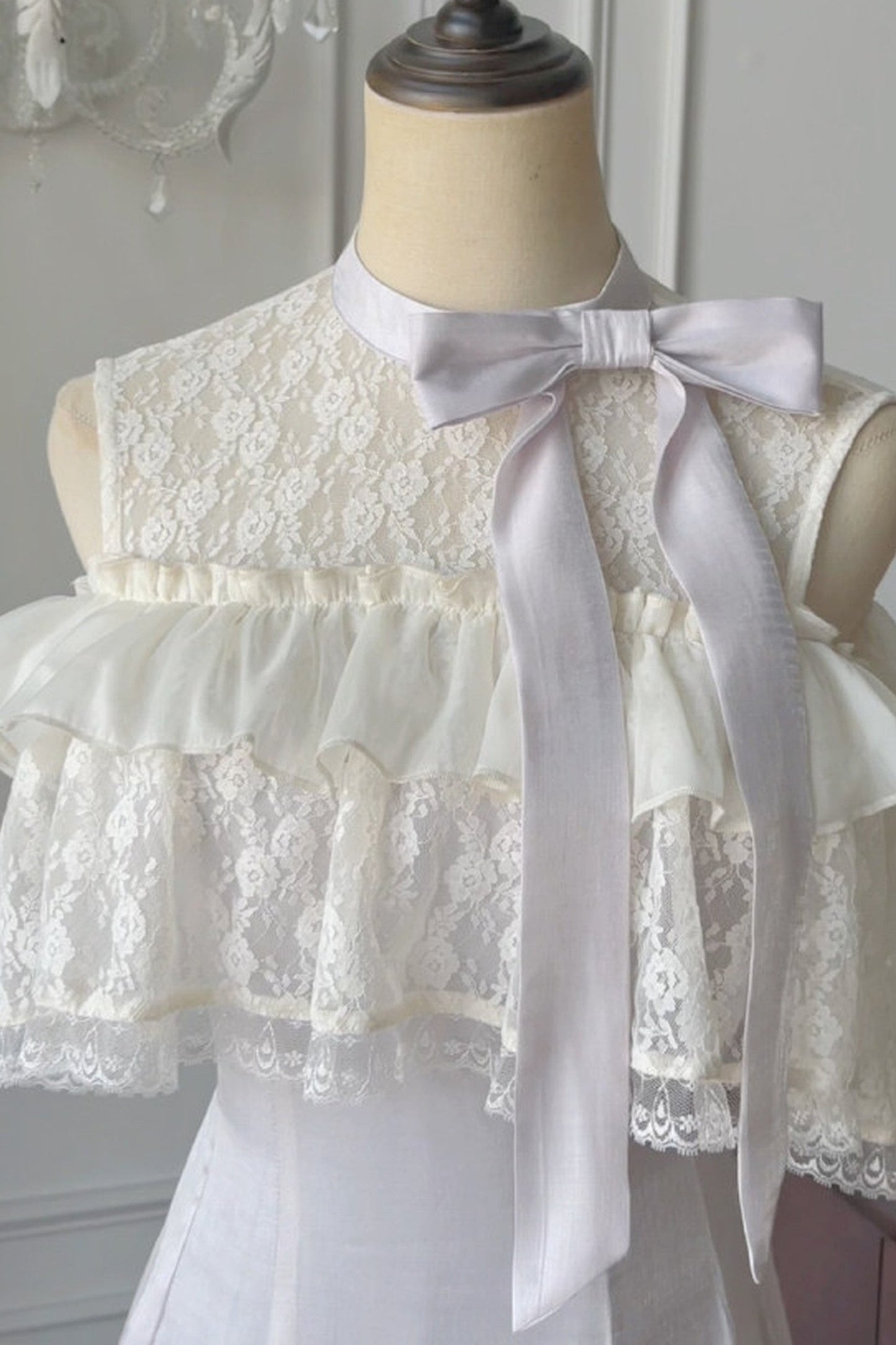 Langes schulterfreies Spitzenkleid