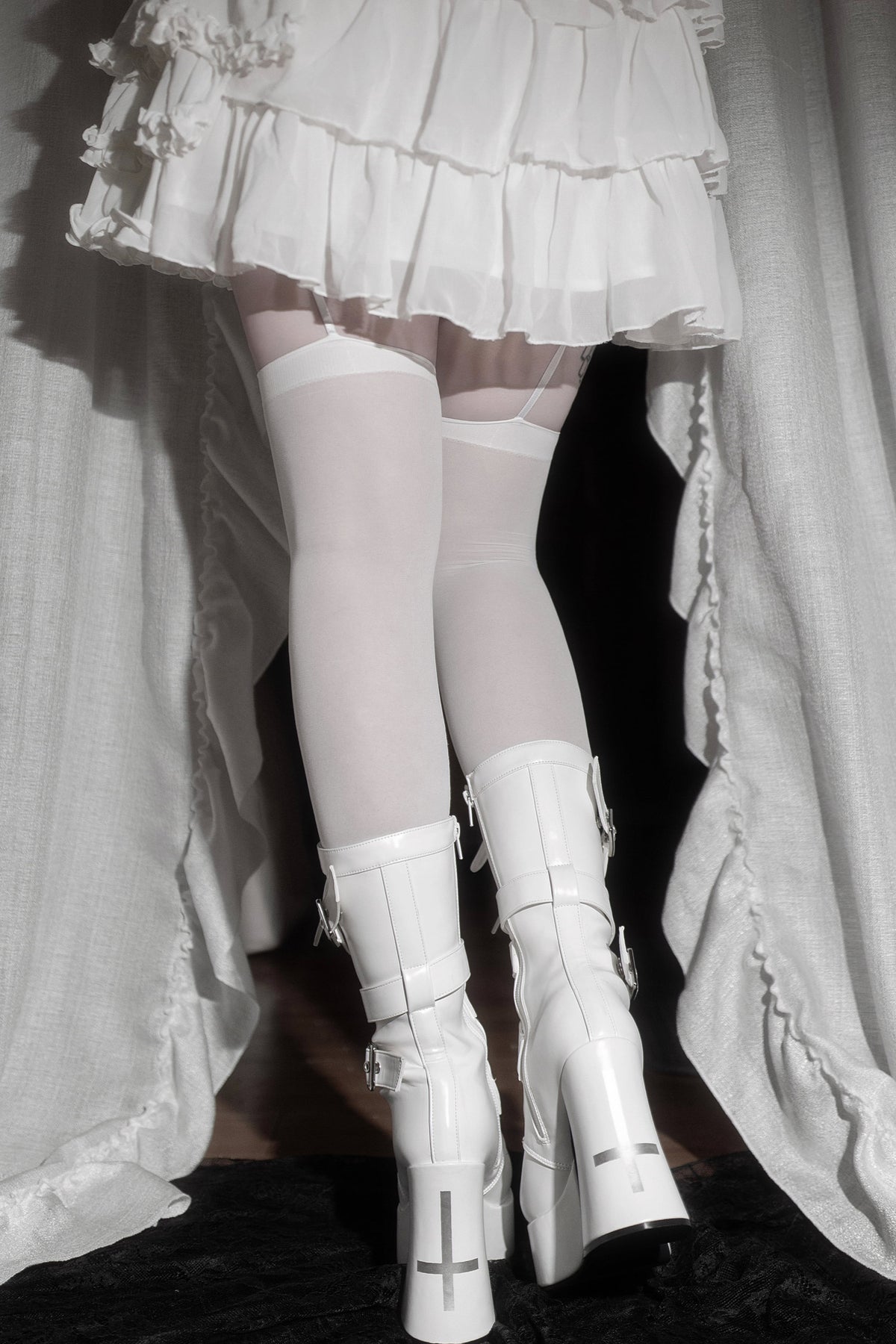 Bottes à plateforme à bout carré et brides croisées inversées