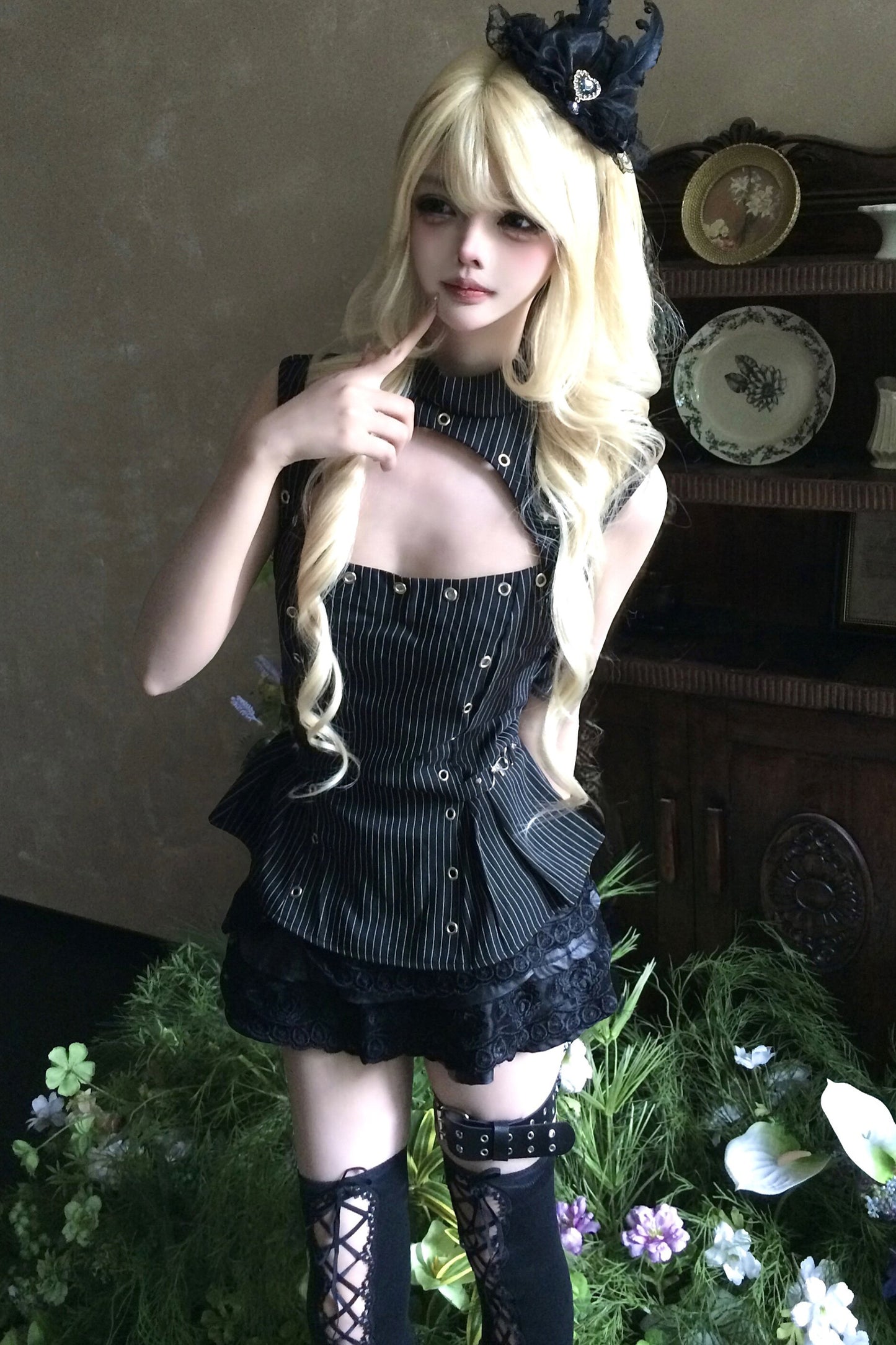 Gotisches gestreiftes ärmelloses Schnallen-Cut-out-Oberteil und Rock-Set