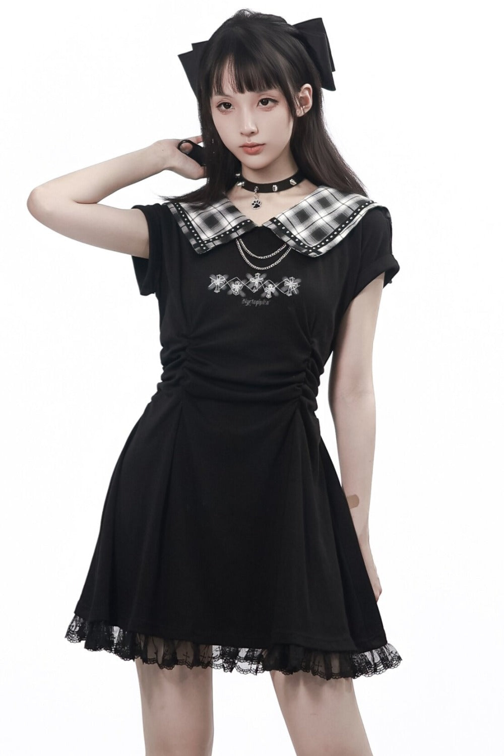 Langes schwarzes Plisseekleid mit kariertem Kragen