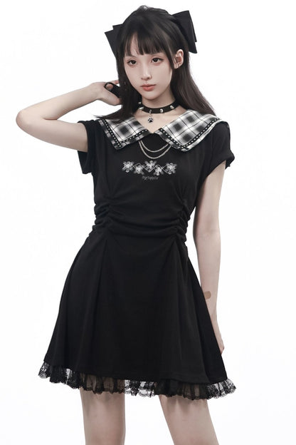 Langes schwarzes Plisseekleid mit kariertem Kragen