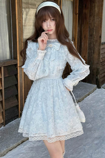 Robe bleue à fleurs avec découpes