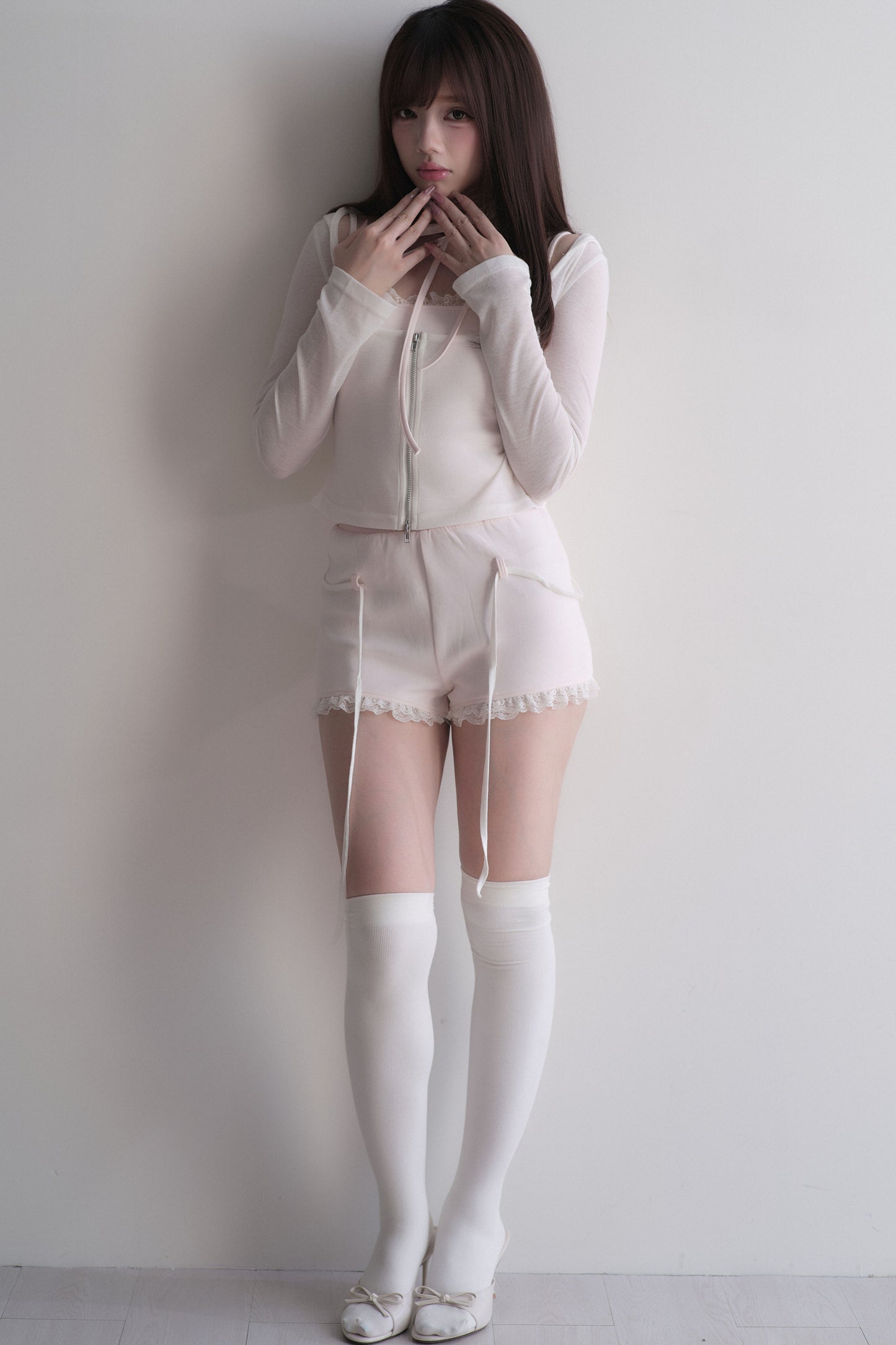 Set con top con fiocco incrociato + pantaloncini in pizzo