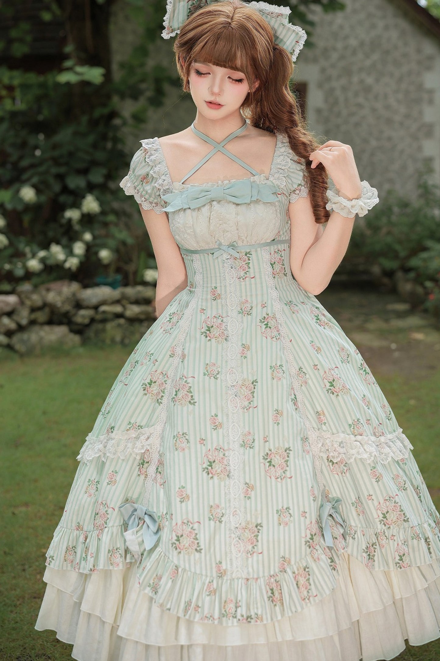 Conjunto coordinado de vestido con estampado de rosas y falda de doble volante