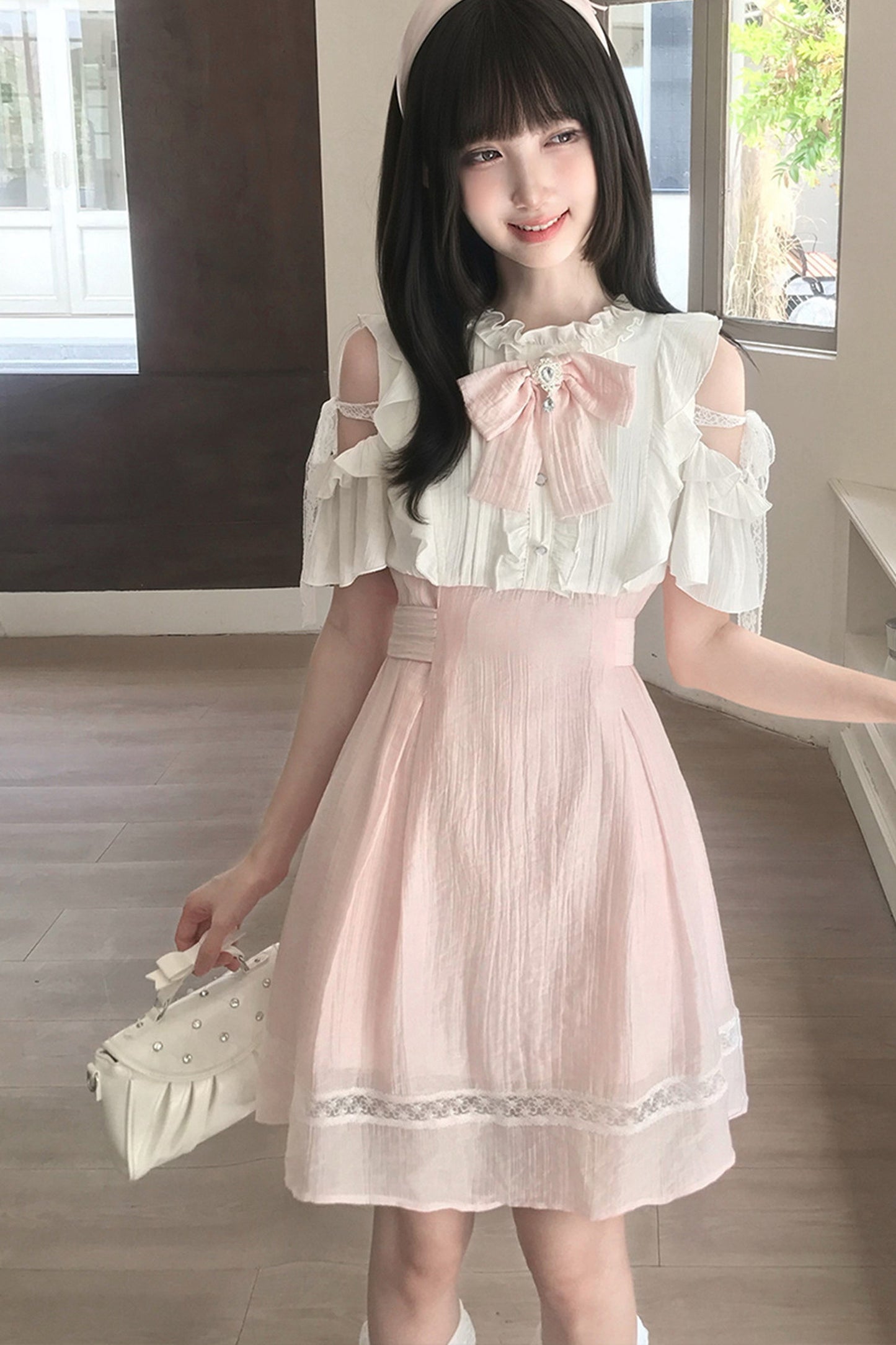 Rosa-weißes schulterfreies Kleid im Lagenlook