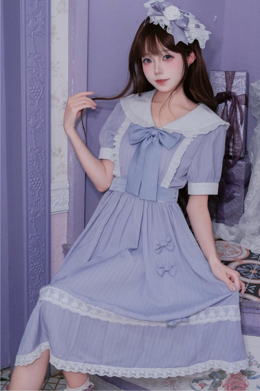 Lila Kleid mit Spitzenstreifen im Academy-Stil