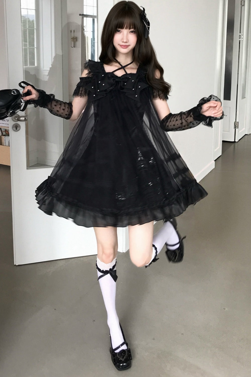 Vestido gótico con lazo de perlas y tirantes cruzados