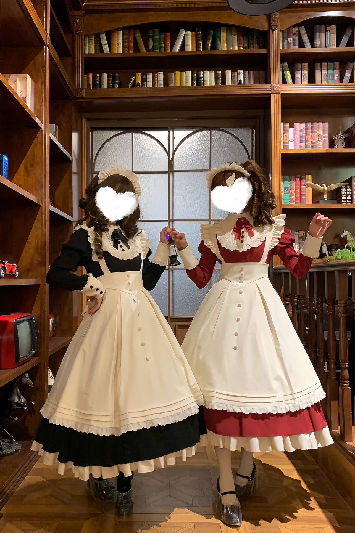 Robe tablier de soubrette à col montant