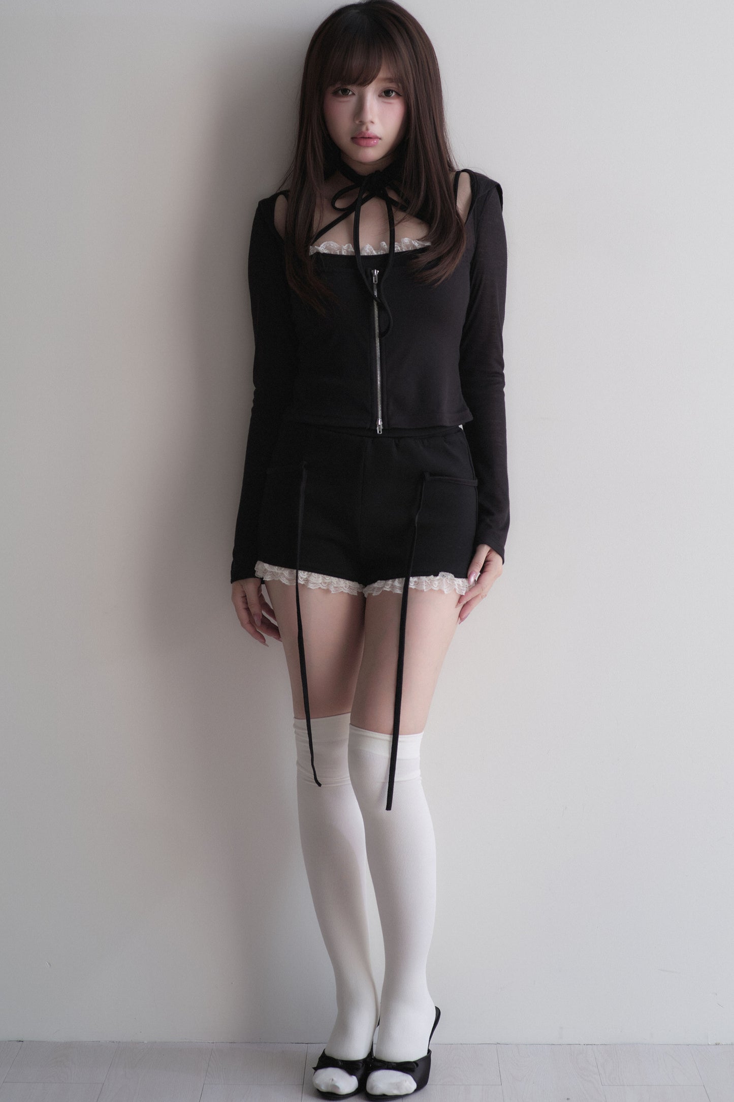 Set con top con fiocco incrociato + pantaloncini in pizzo