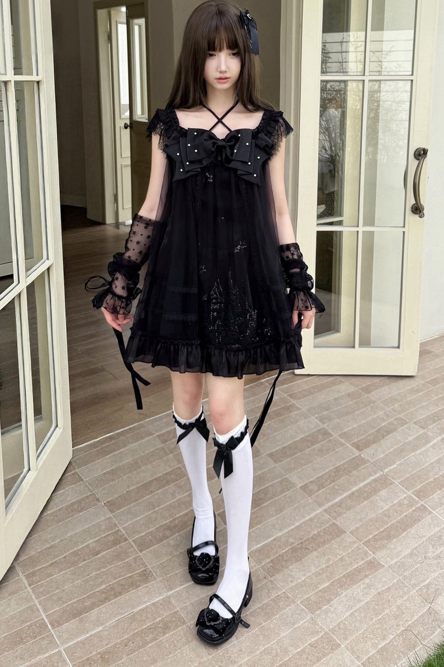 Vestido gótico con lazo de perlas y tirantes cruzados