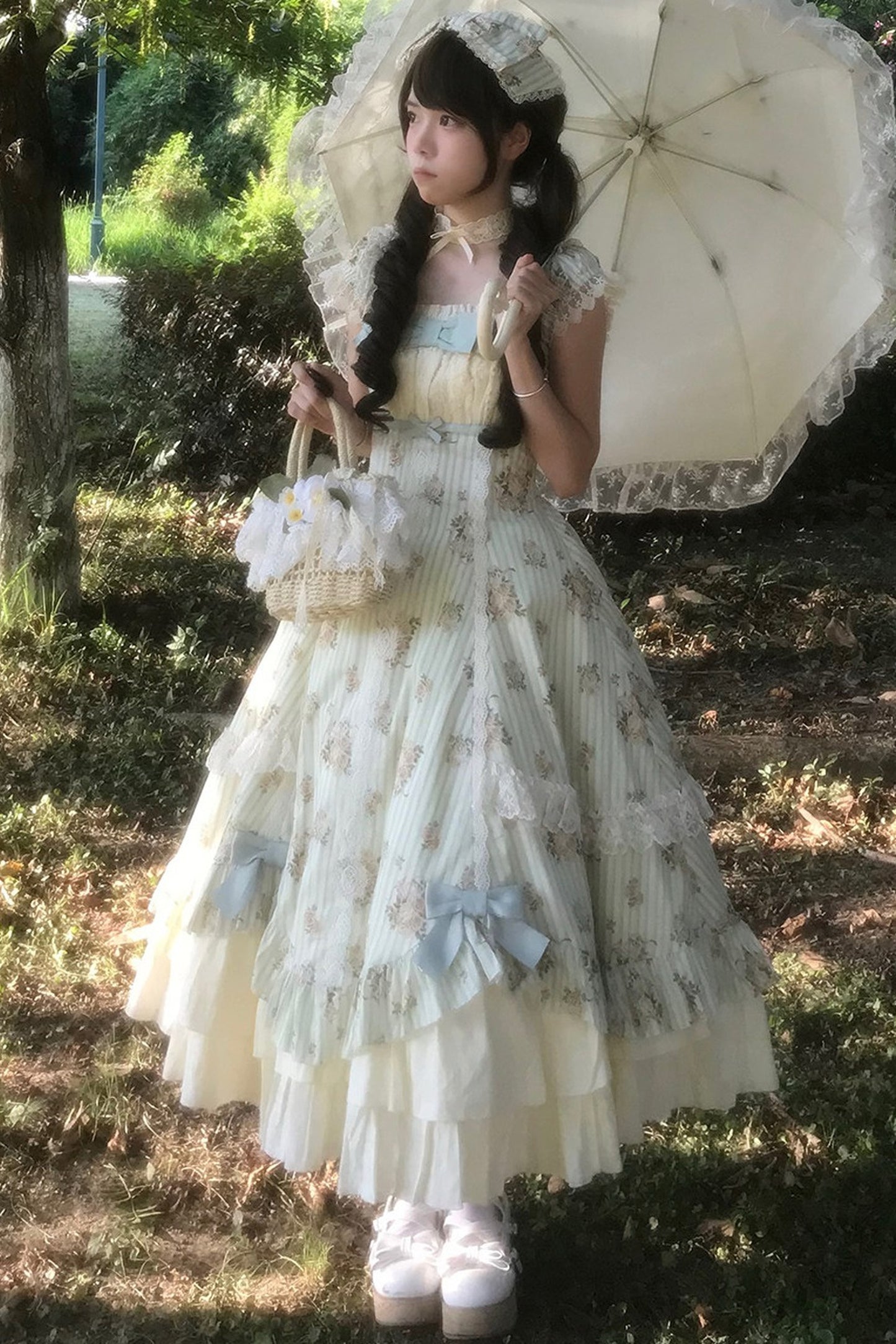 Conjunto coordinado de vestido con estampado de rosas y falda de doble volante