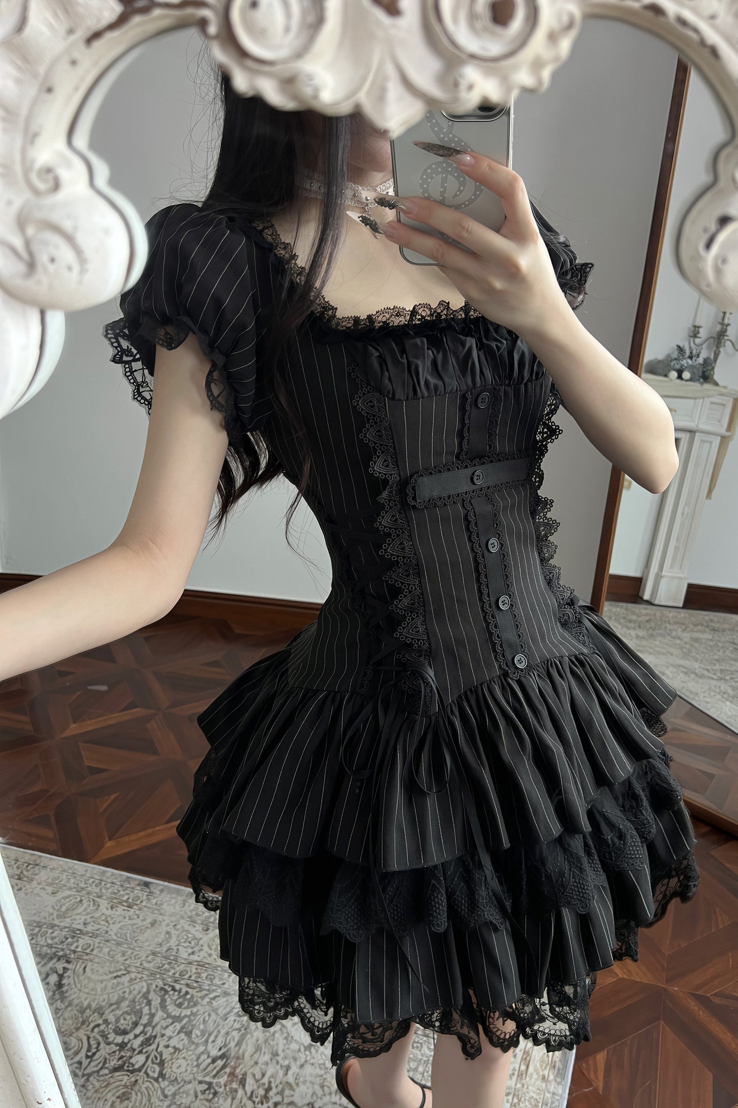 Gestreiftes Spitzenkleid mit Kreuz-Design