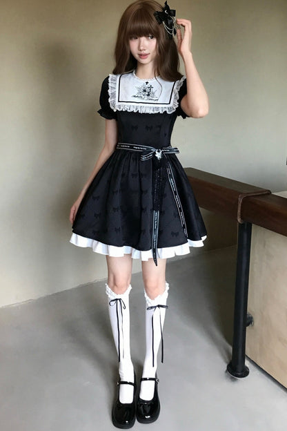 Schwarz-weißes Kleid mit Narzissenstickerei