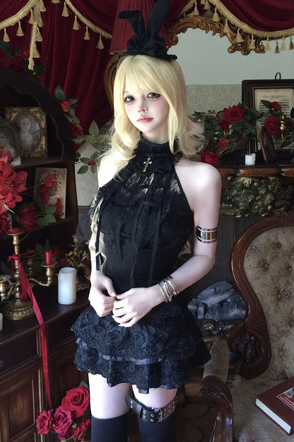 Schwarzes Set aus Spitzen-Neckholder-Oberteil mit Aussparungen und Minirock