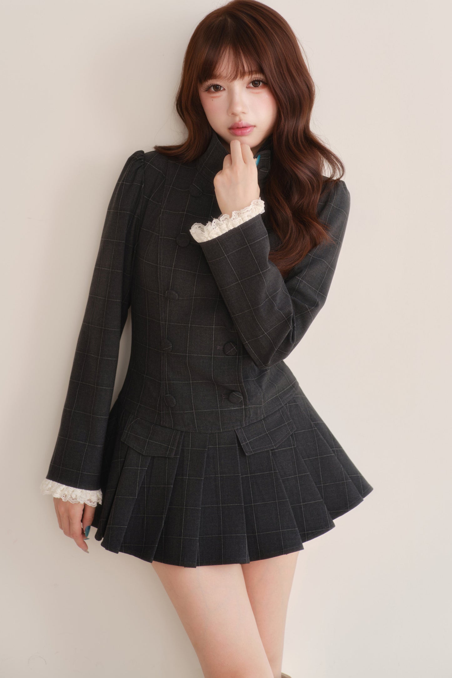 Completo abito trench plissettato a collo alto