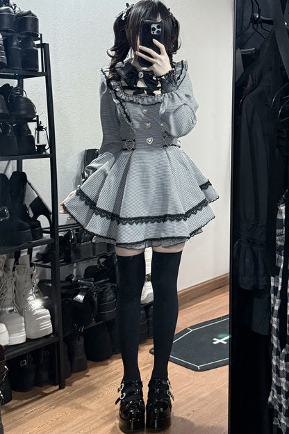 Vestido oscuro de cuadros estilo jirai + pantalones cortos