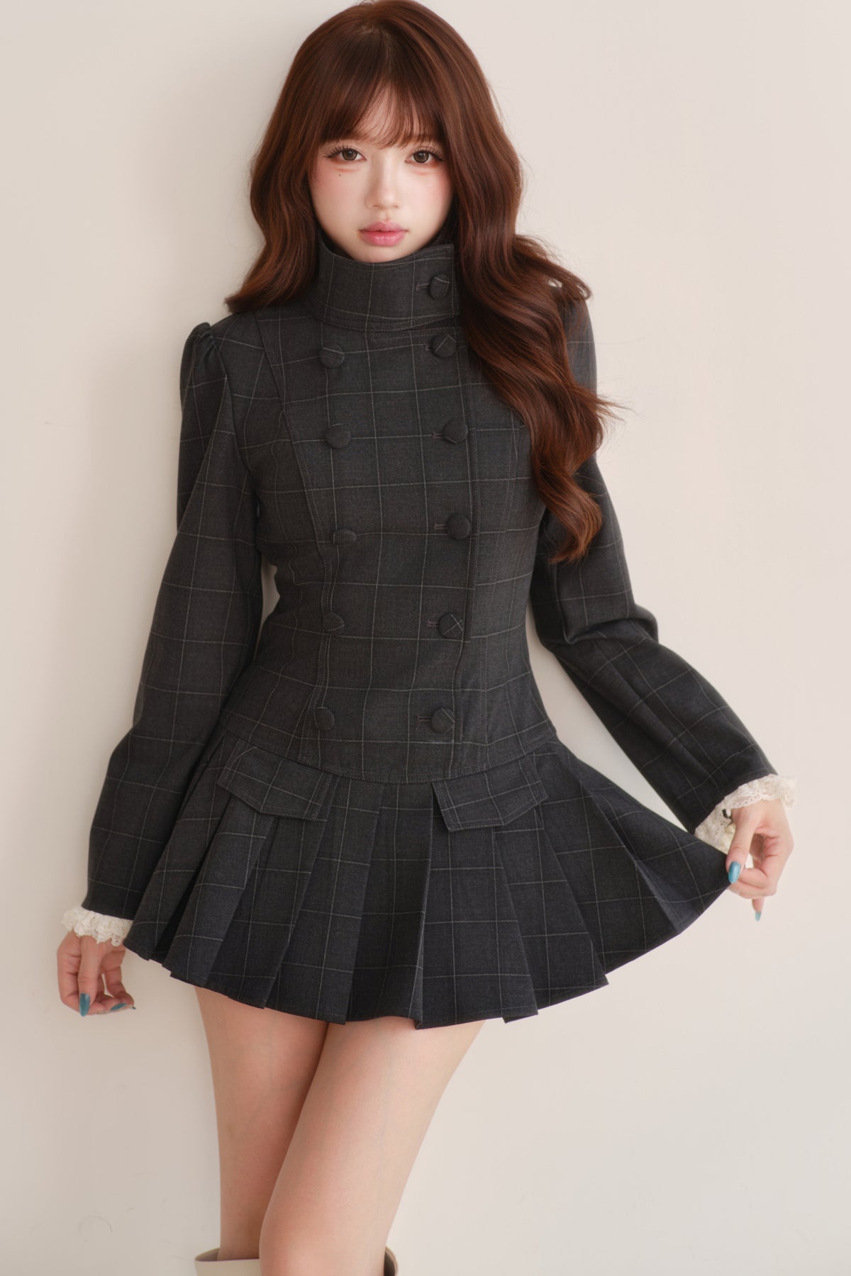 Completo abito trench plissettato a collo alto