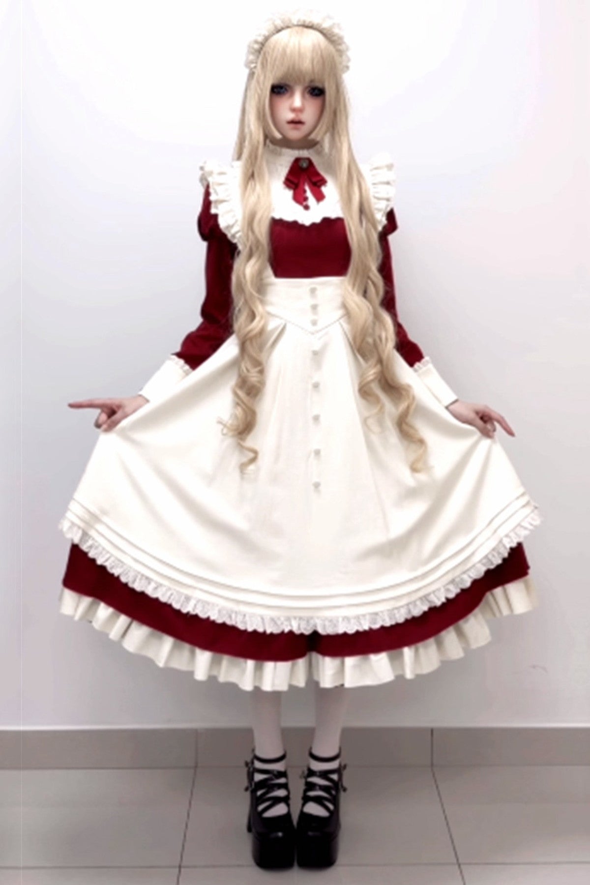 Robe tablier de soubrette à col montant