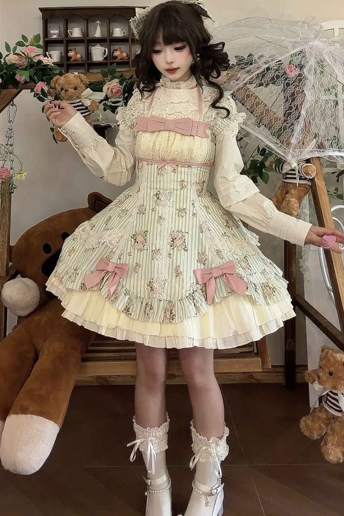 Conjunto coordinado de vestido con estampado de rosas y falda de doble volante