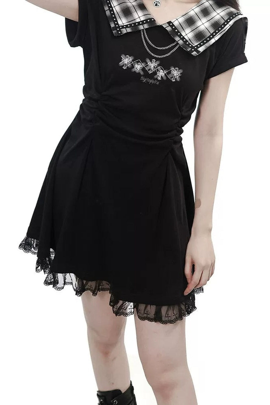 Langes schwarzes Plisseekleid mit kariertem Kragen