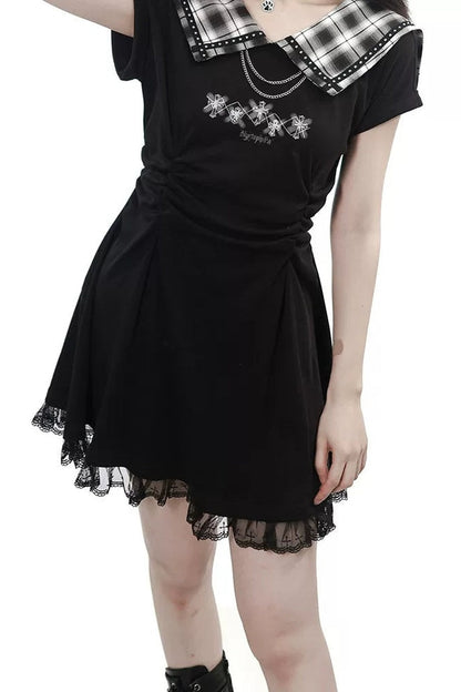 Langes schwarzes Plisseekleid mit kariertem Kragen