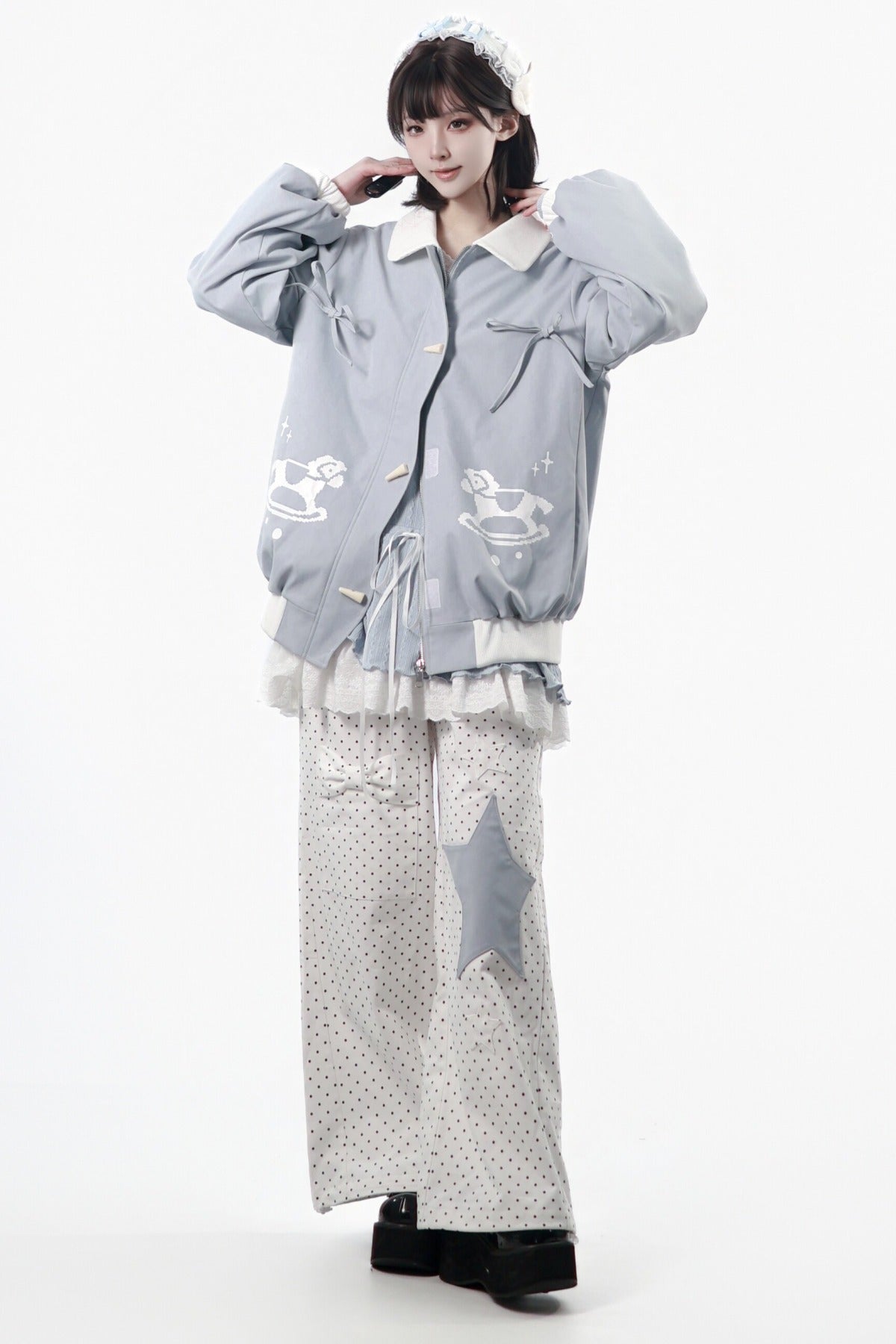 Hellblaues Pony-Jacke-und-Polka-Dot-Hosen-Set