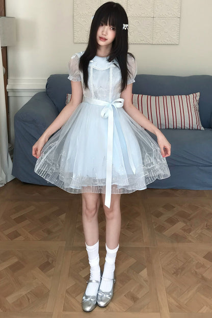 Blaues Prinzessinnenkleid mit Bubikragen und Spitzenbesatz