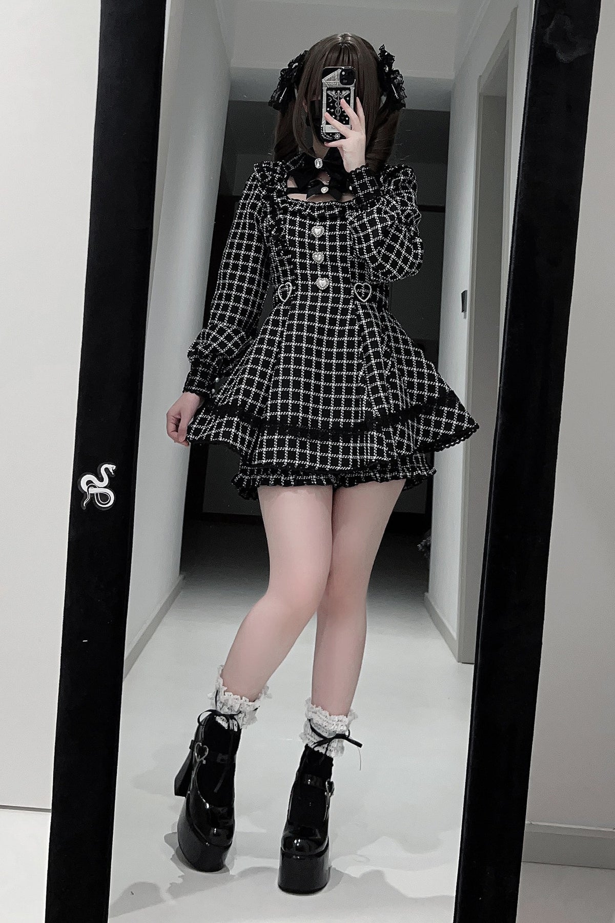 Vestido oscuro de cuadros estilo jirai + pantalones cortos