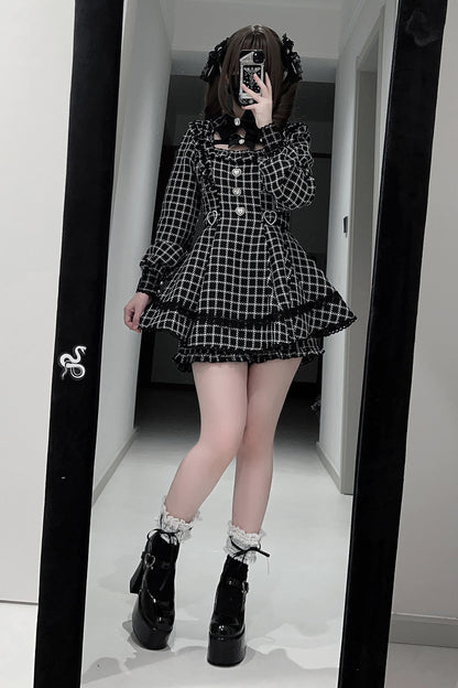 Vestido oscuro de cuadros estilo jirai + pantalones cortos