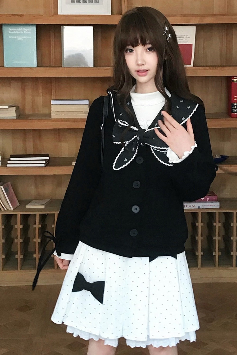 Completo con cardigan e gonna a pois in stile marinaretto